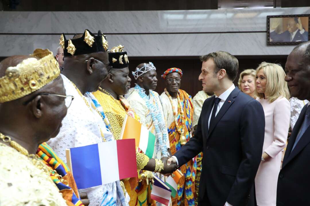 الرئيس الفرنسي يحتفل بالميلاد مع جنوده في ساحل العاج