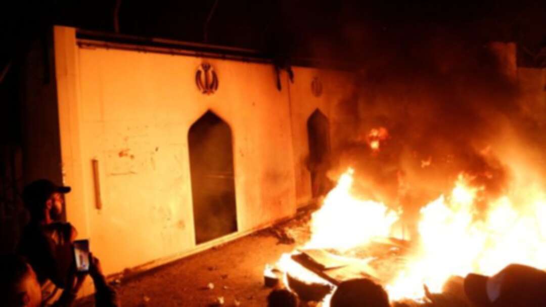 متظاهرون عراقيون يحرقون القنصلية الإيرانية في النجف للمرة الثانية
