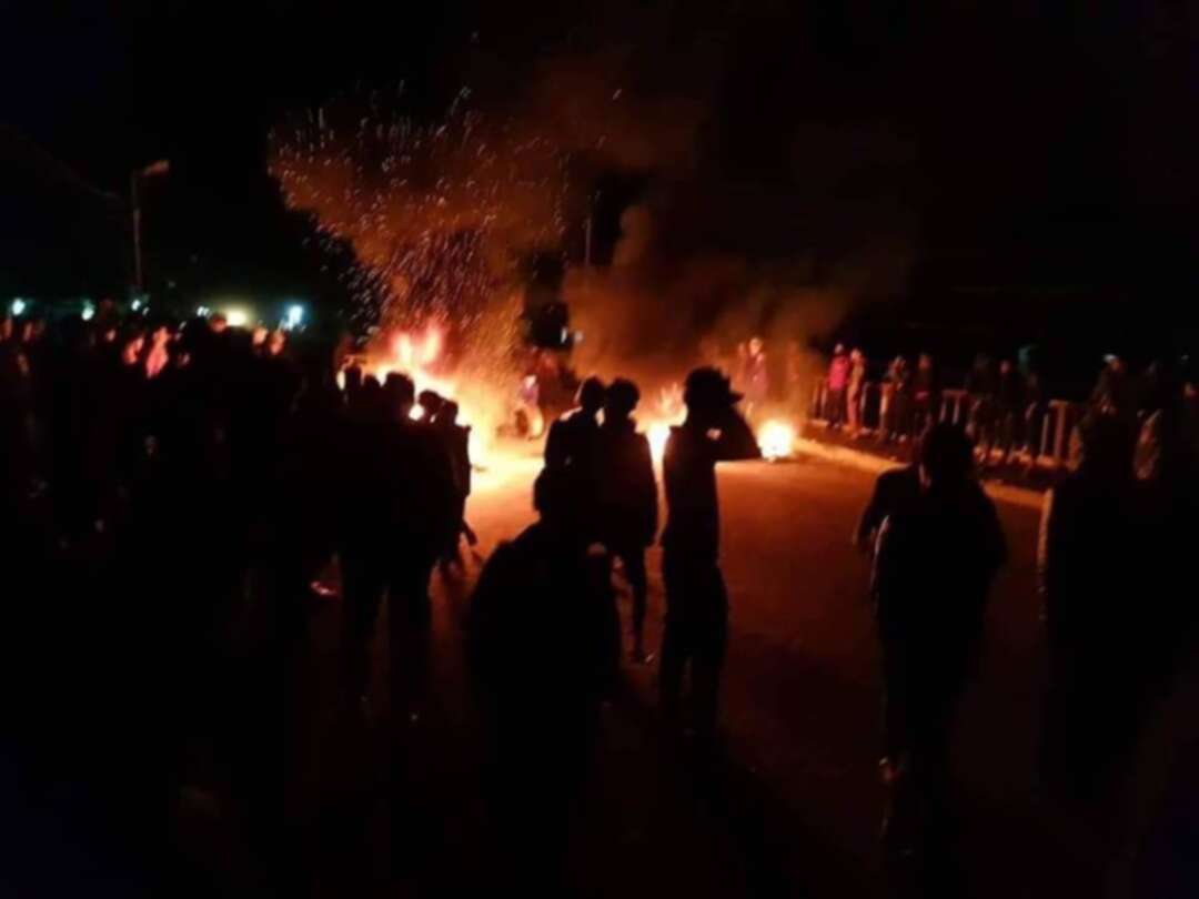محتجون عراقيون يضرمون النيران بمقر كتائب الإمام علي في الديوانية