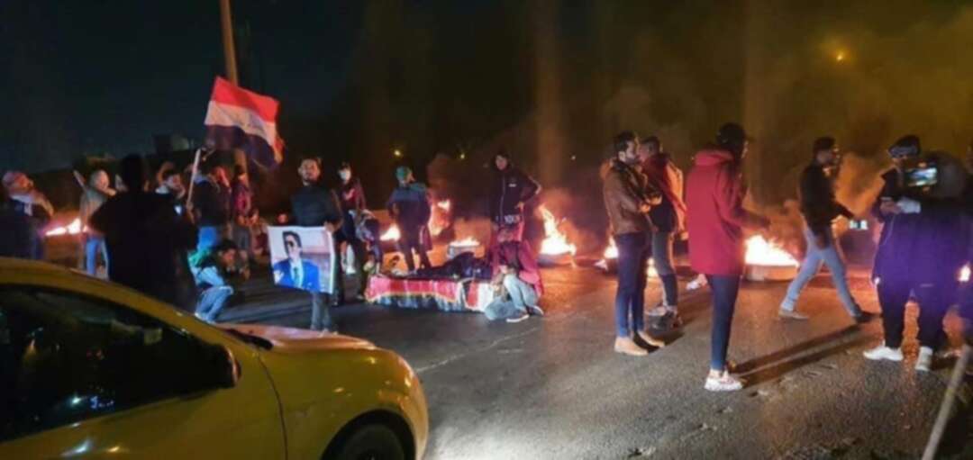 متظاهرون عراقيون يحرقون العلم الإيراني.. ويطالبون برحيل سليماني