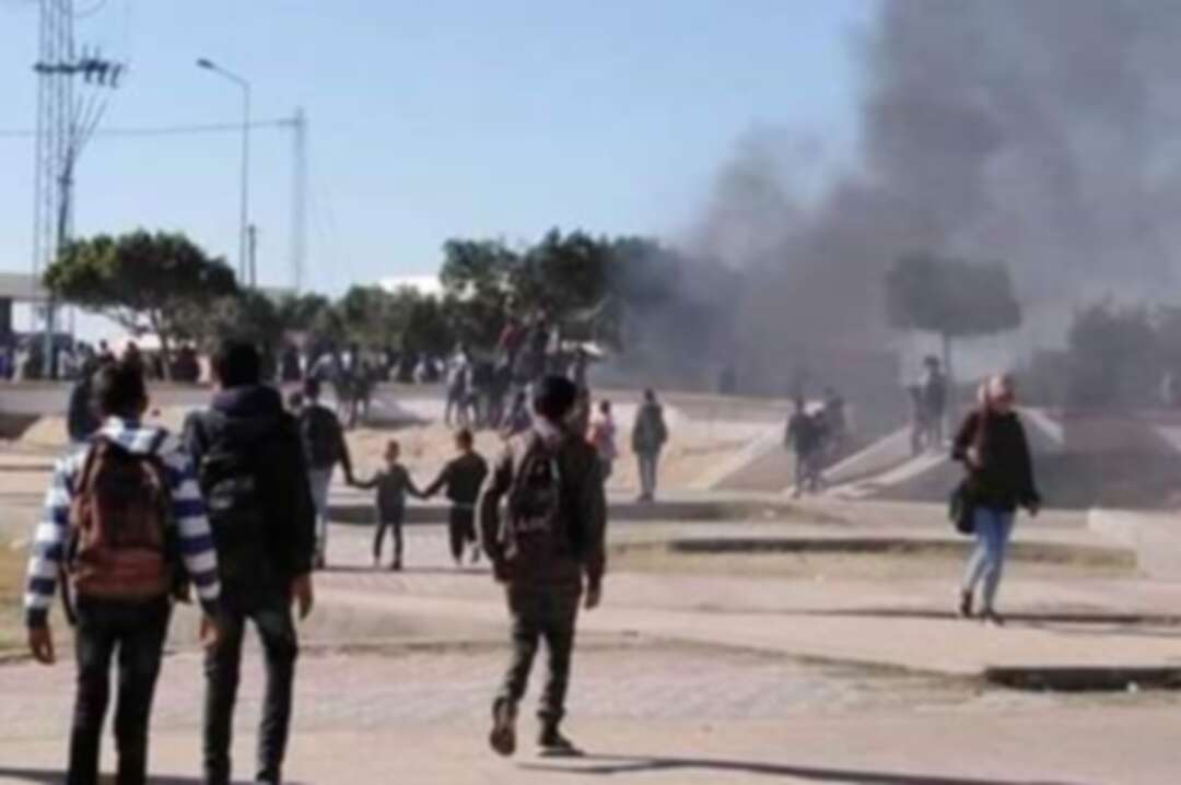 تصاعد الاحتجاجات في تونس بعد أن أضرم شاب النار بنفسه