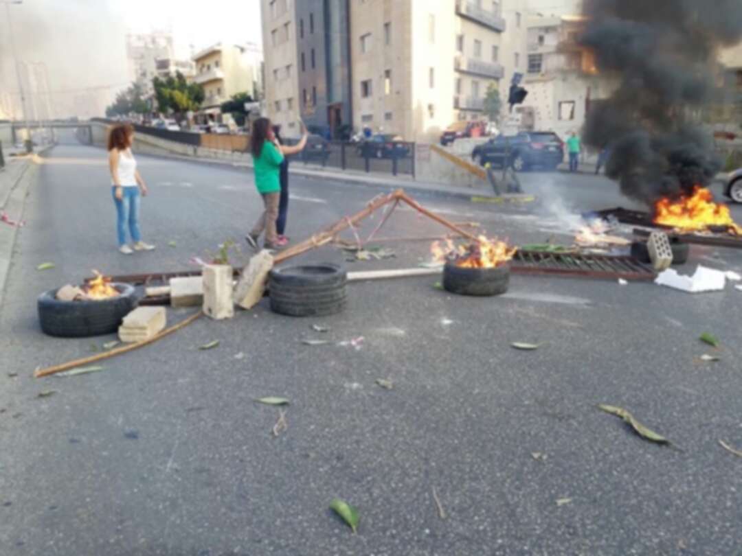 المتظاهرون اللبنانيون يقطعون الطرقات من جديد بعد تسريبات تشكيل الحكومة