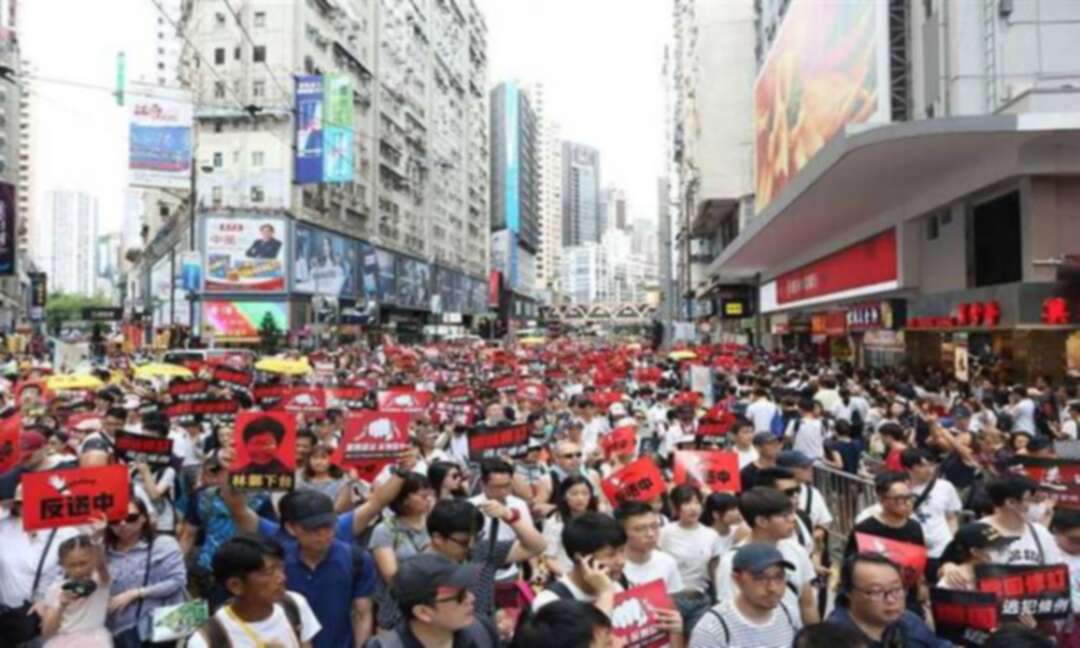 متظاهرون في هونغ كونغ يرفعون العلم الأمريكي ويشكرون ترامب