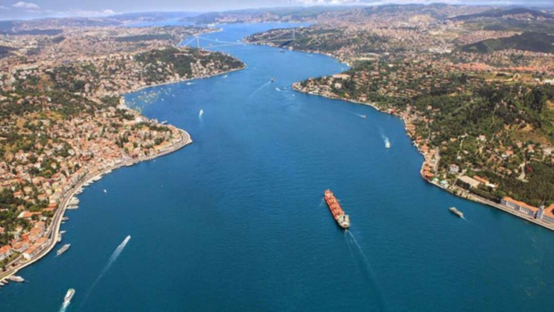 إغلاق مضيق البوسفور في اسطنبول.. لاصطدام سفينة بضائع بالشاطئ