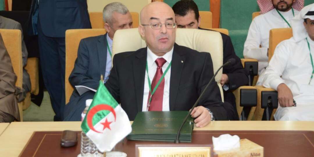 وزير الداخلية الجزائري يصف المتظاهرين الرافضين للانتخابات بـ