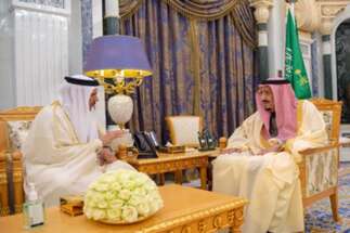 الملك سلمان يستقبل الأمين العام لمجلس التعاون الخليجي