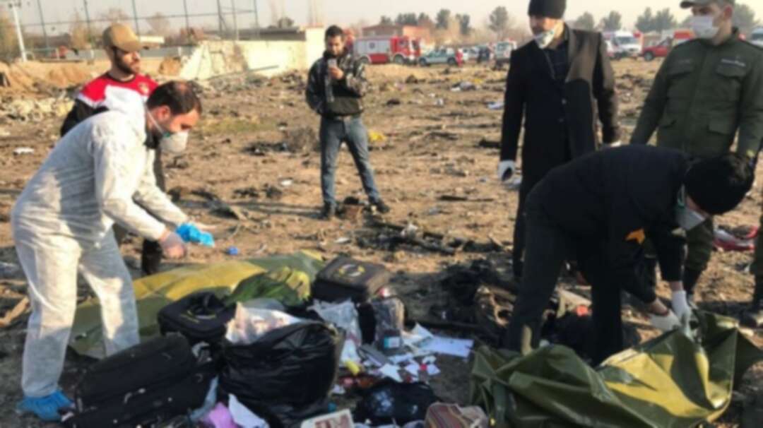 المخابرات الإيرانية تهدد زوج إحدى ضحايا الطائرة الأوكرانية وتتهمه بإهانة (ممثل خامنئي)