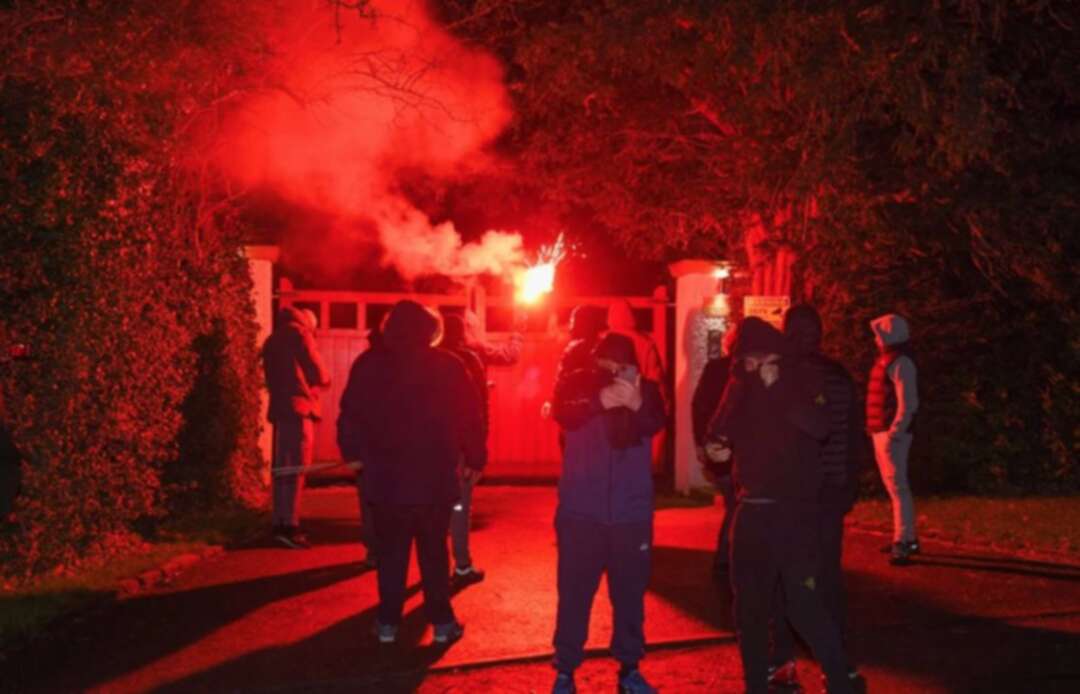 مجموعة غاضبة تهاجم منزل رئيس نادي مانشستر يونايتد الأنجليزي