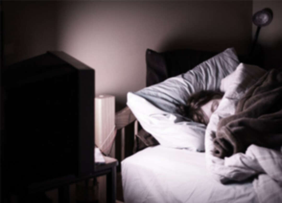 مخاطر النّوم أمام التلفاز..كيف يؤثر على عقلك؟