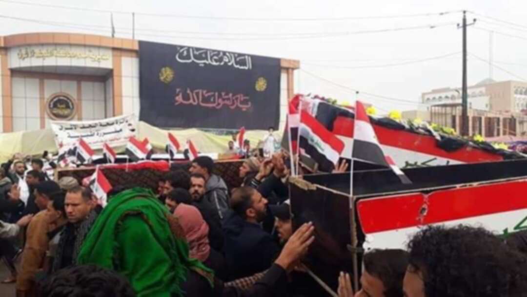 محتجون عراقيون يحرقون صورة لسليماني في النجف العراقية
