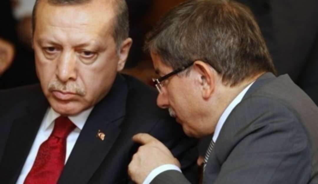 بعد الإستيلاء على مرافقه.. داود أوغلو يشنّ هجوماً على أردوغان