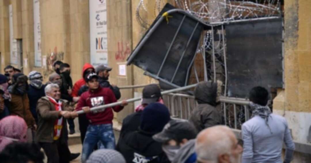 27 جريحاً إثر اشتباكات بين قوات الأمن والمتظاهرين اللبنانيين