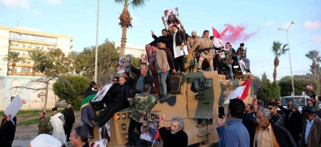 الليبيون يحتفلون باستيلاء الجيش على مدرعة تركية
