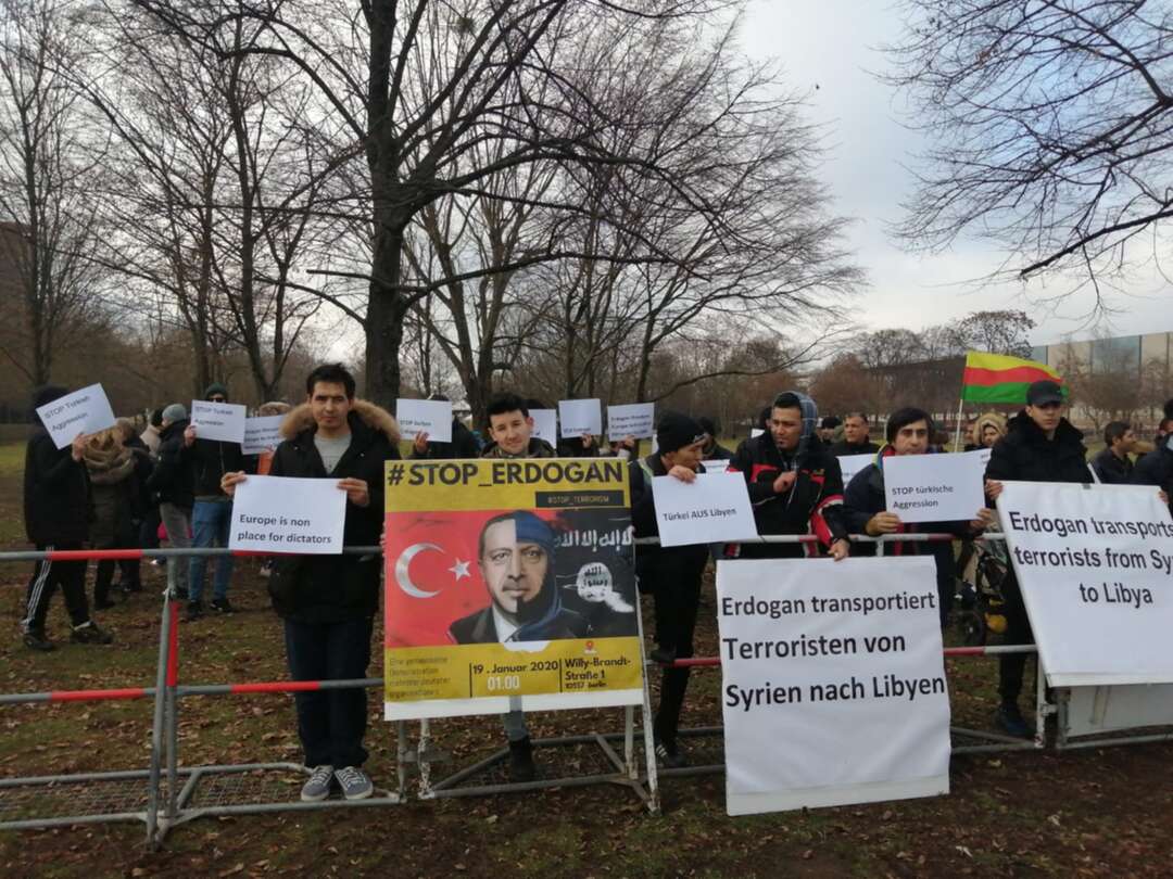 محتجون عرب وكُرد ببرلين يرفضون مشاركة تركيا بمؤتمر ليبيا