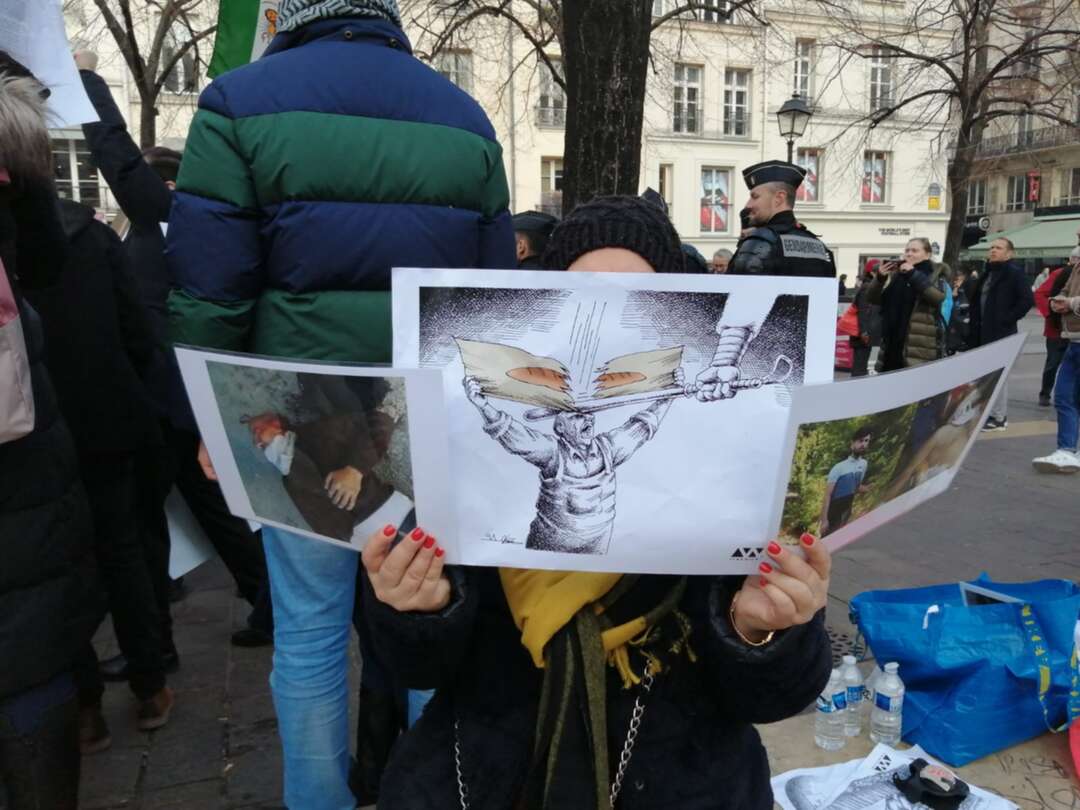 موالون للسلطات الإيرانية في باريس يتهجمون على متظاهرين ضدها