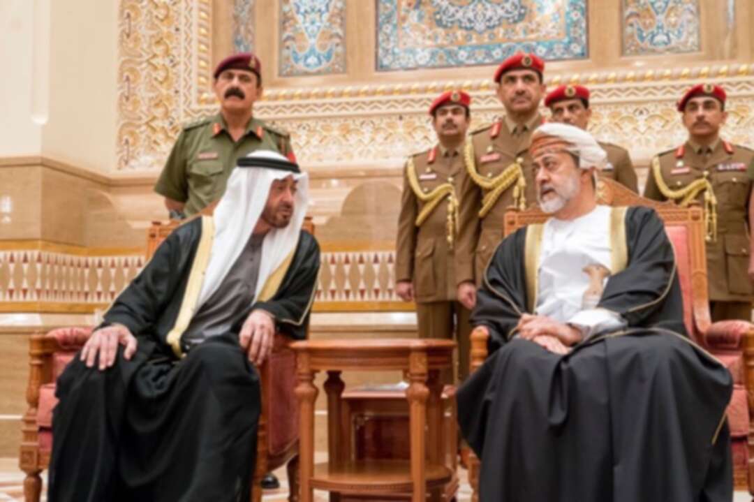 ولي عهد أبو ظبي يقدم العزاء في سلطنة عُمان