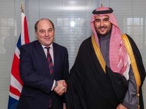نائب وزير الدفاع السعودي يلتقي بوزير الدفاع البريطاني