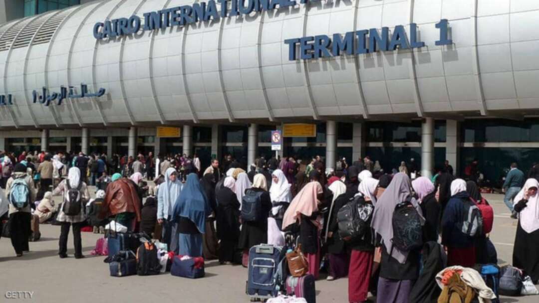 مطار القاهرة يبدأ بمنع سفر المعتمرين والسيّاح للسعودية