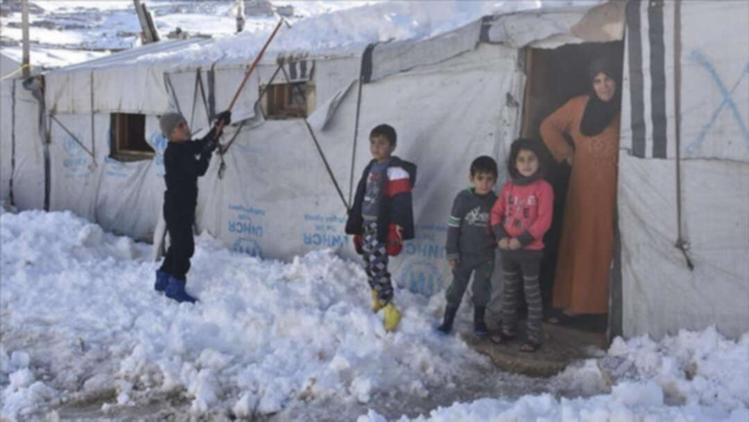 الثلوج تزيد معاناة اللاجئين السوريين في المخيمات