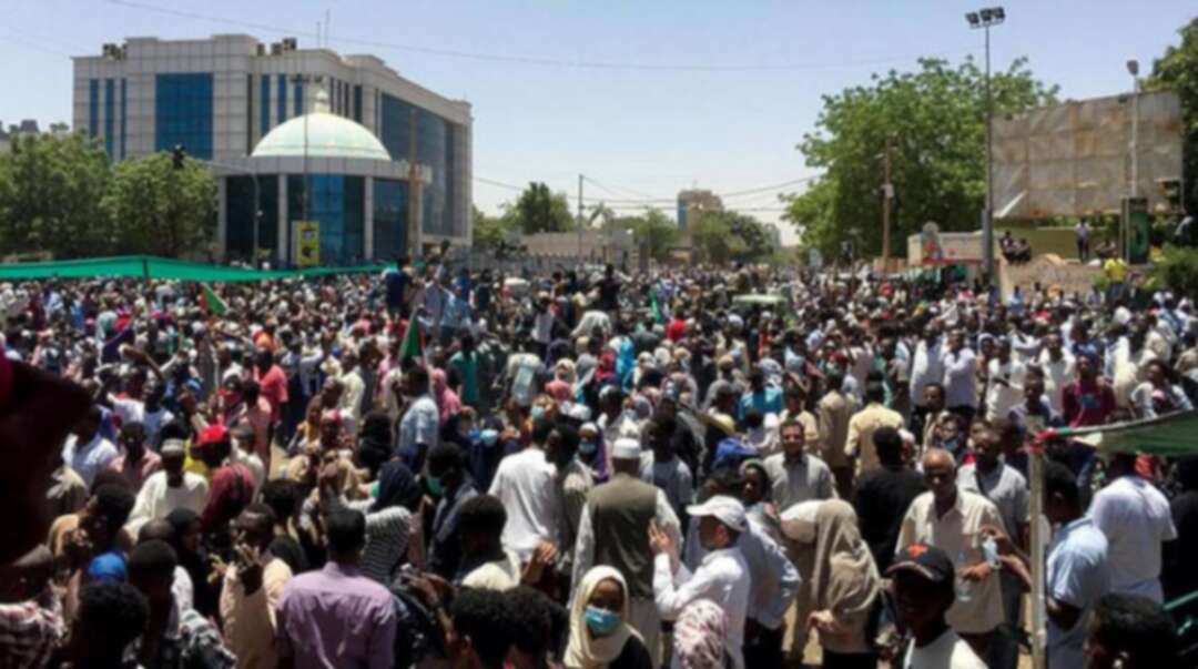 في السودان: حظر التجوال واحتجاجات وانفلات أمني