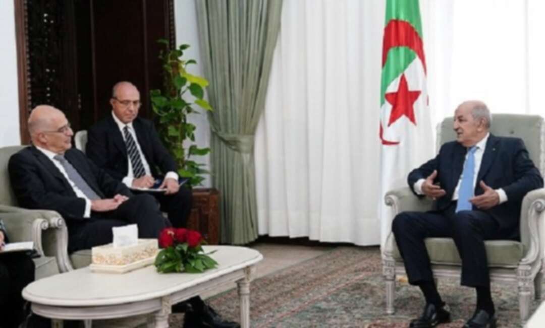 وزير الخارجية اليوناني يصل الجزائر لبحث تطورات الملف الليبي