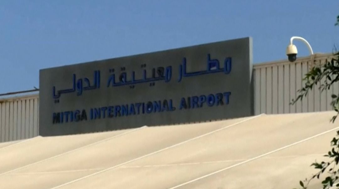 وزير خارجية الوفاق يلتقي نظيره الجزائري في مطار معيتيقة