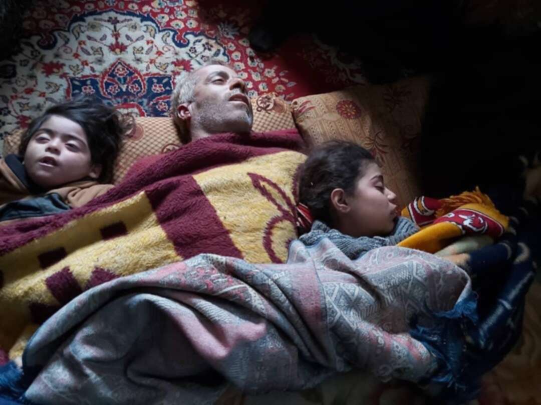 نازحون سوريون بينهم أطفال هربوا من قصف روسيا والنظام .. ولكنم ماتوا بسبب البرد