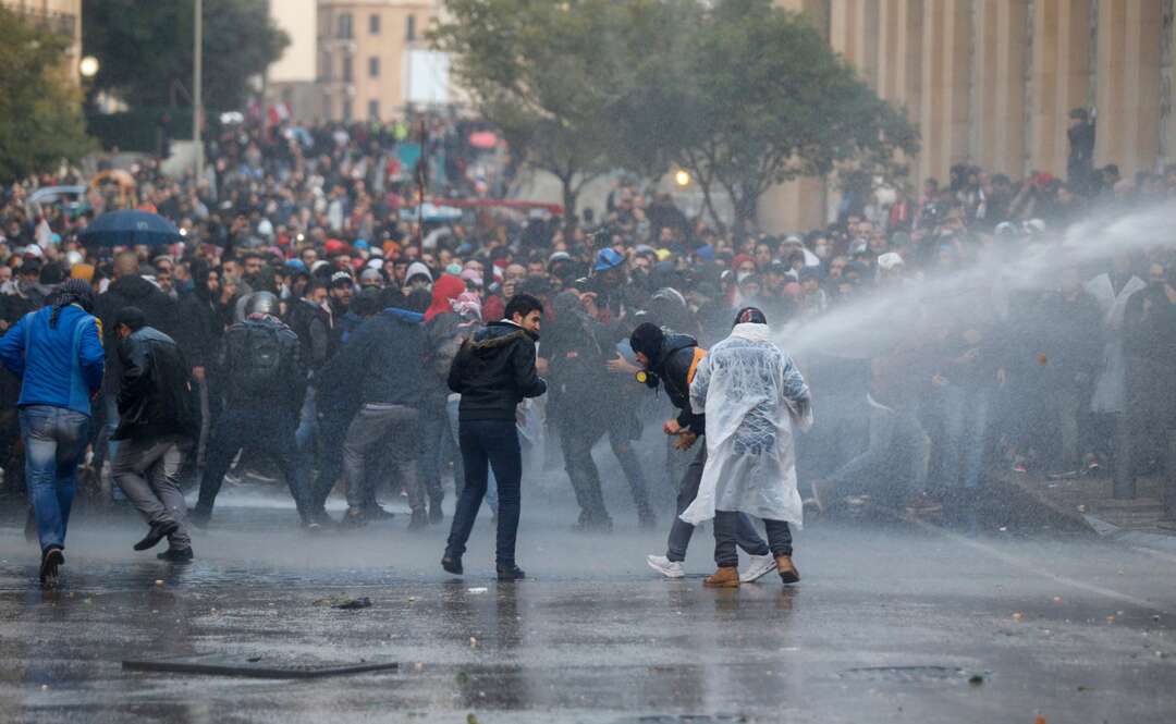 مواجهات بين الأمن اللبناني والمحتجين تزامنا مع جلسة التصويت على حكومة دياب