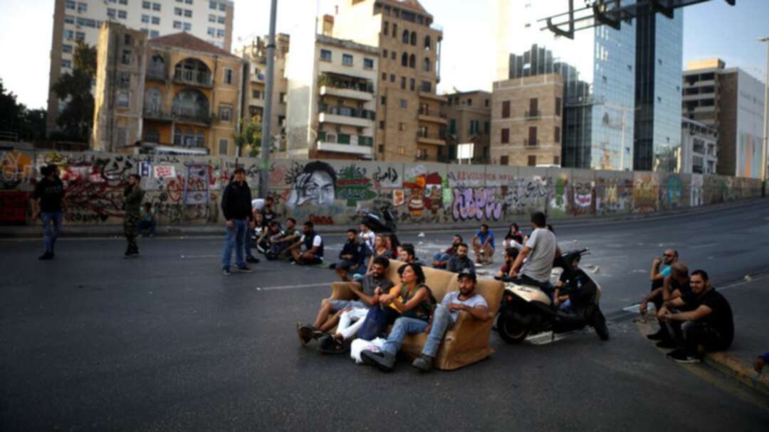 بعد وفاة ناشط.. متظاهرون يقطعون جسراً في بيروت