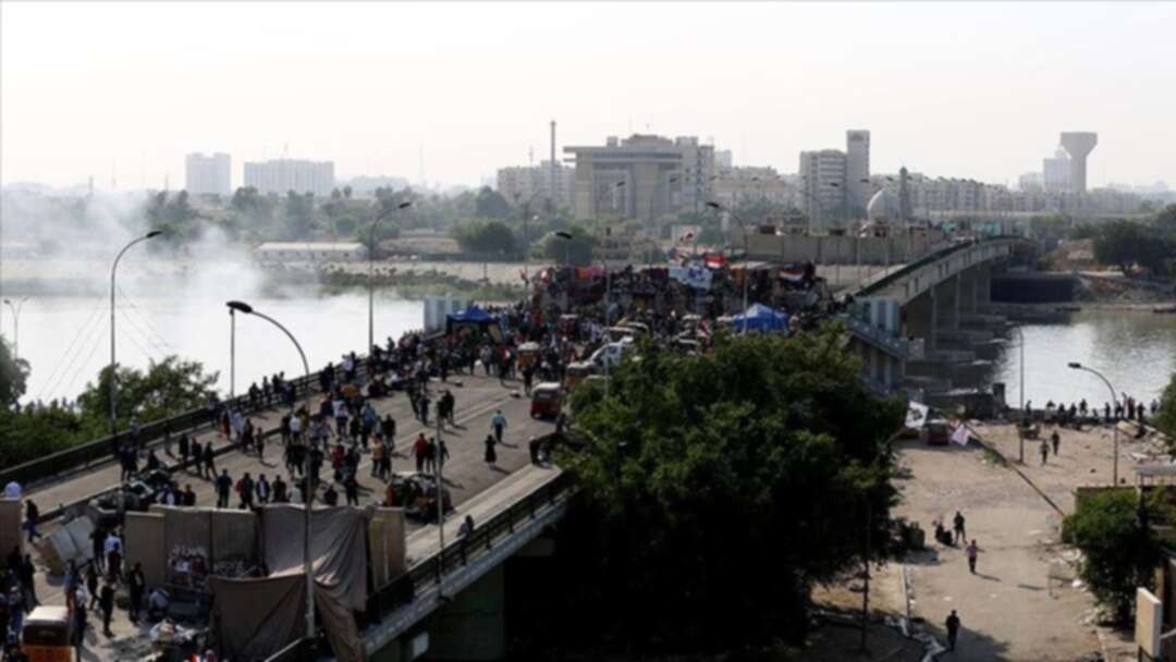 قوة لحماية المحتجين  تزامناً مع فتح الطرقات والجسور وسط بغداد