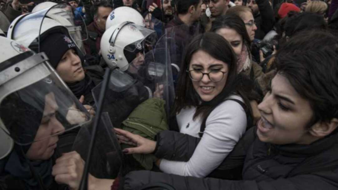 تركيا تعتقل كُرديات مُعارضات وتجبرهن على خلع حجابهن!
