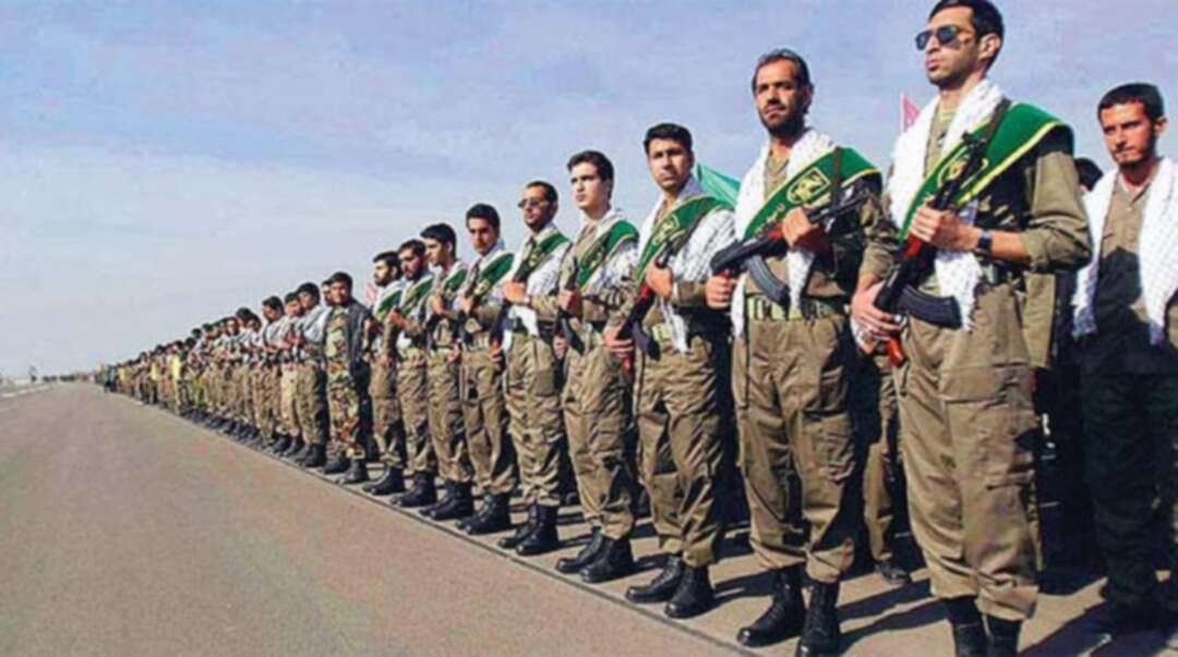 شبان إيرانيون يستهدفون قاعدةً للباسيج