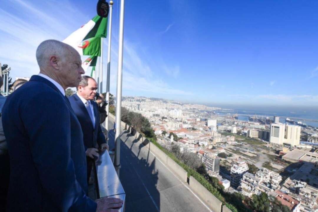 مظاهرة لعائلات جزائرية مع وصول الرئيس التونسي للجزائر