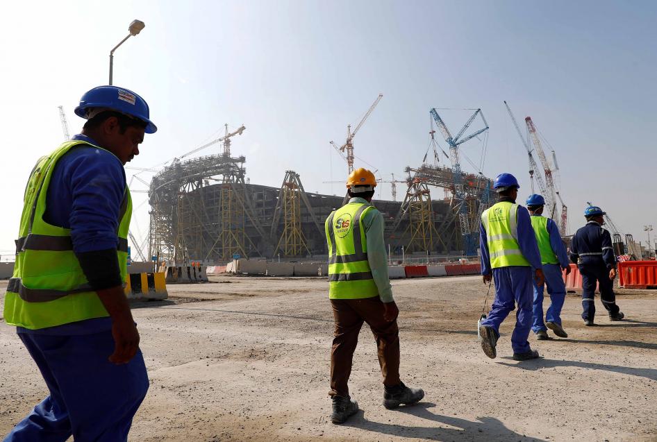 هيومن رايتس: قطر تتأخر بسداد أجور العمال الوافدين