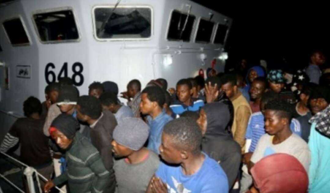 إعادة 300 مهاجر غير شرعي إلى طرابلس بعد اعتراضهم في البحر