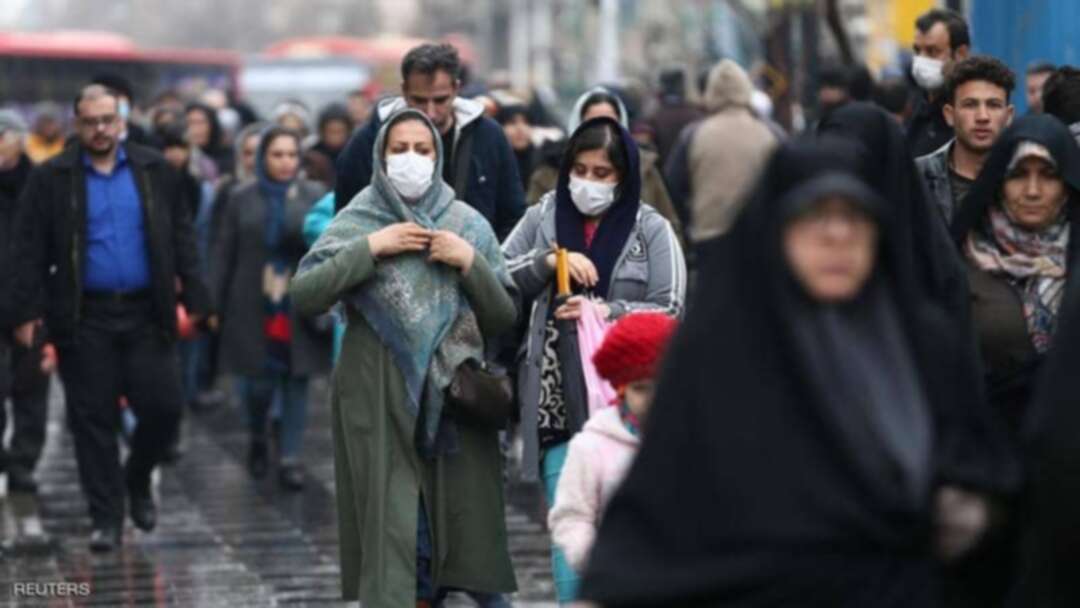 إقبالٌ كبير للإيرانيين على الغذائيّات بسبب إغلاق الشّوارع