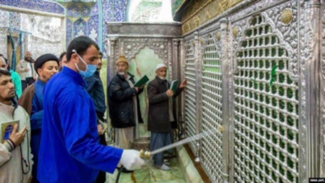 إيرانيون يخاطرون بنشر كورونا بتقبيل الأضرحة الدينية