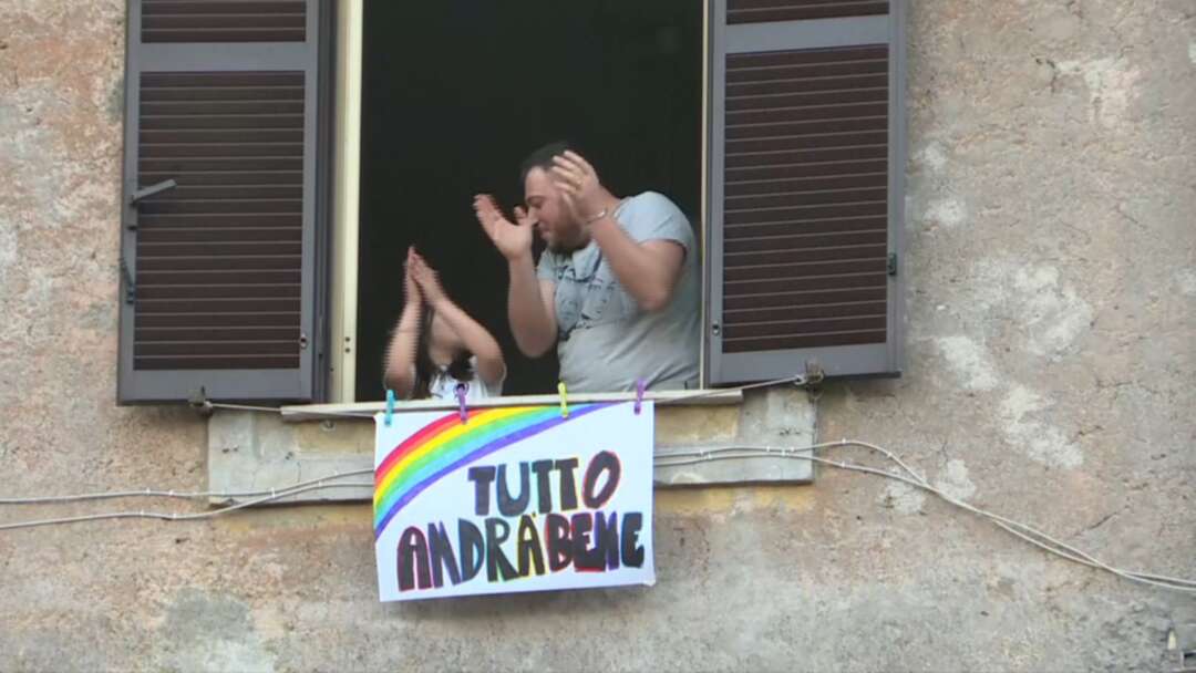 بالصور: الإيطاليّون يواجهون الفيروس القاتل بالغناء على شرفات منازلهم