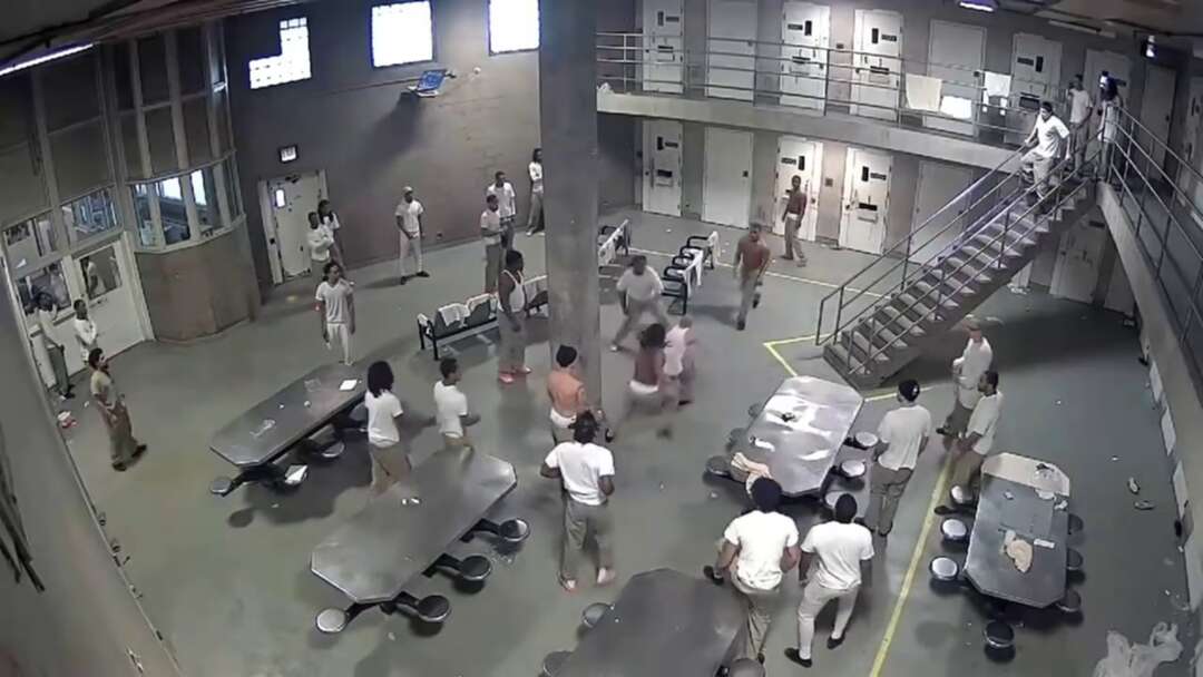السجون الأمريكية تُخاطر بنقل المساجين بين مراكزها رغم انتشار كورونا