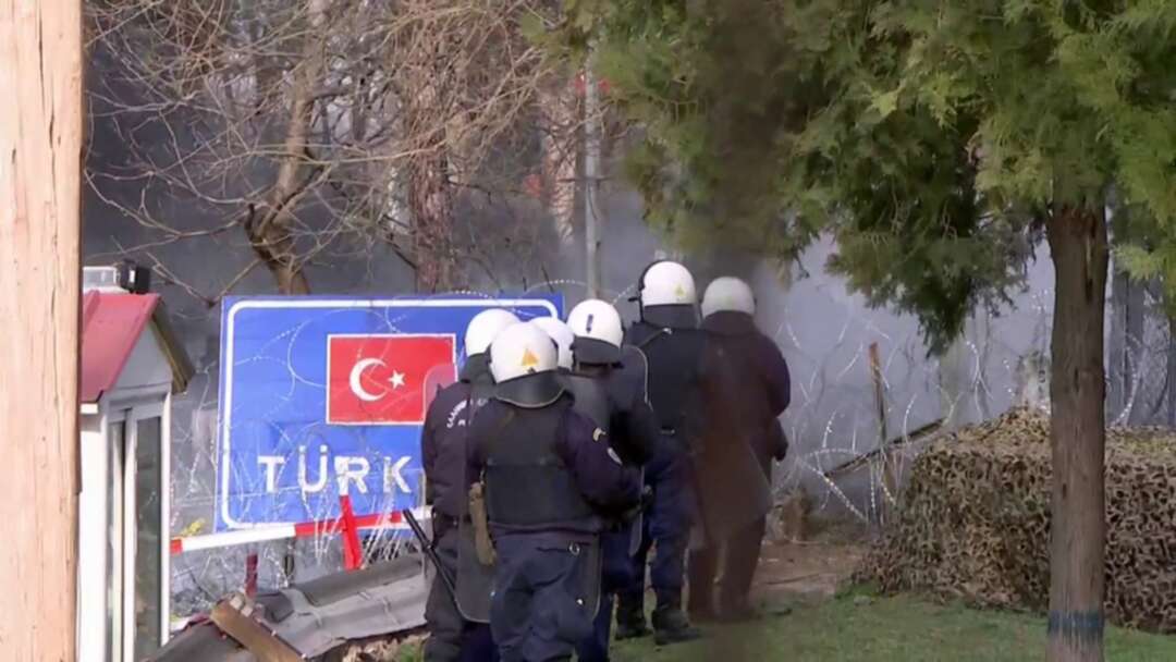 الشرطة التركية تطلق الغاز المسيل للدموع على الشرطة اليونانية