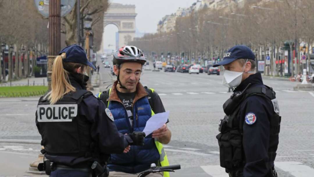 باريس تبدأ حظراً للتجول، وتُخصّص وثيقة للخروج الاضطراري