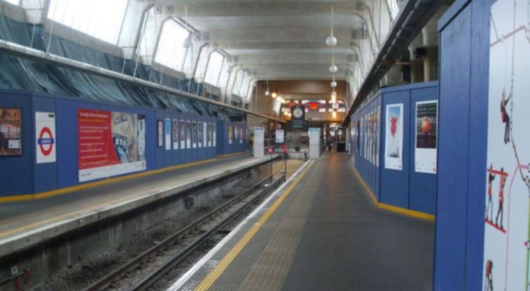 بريطانيا تقلّص حركة النقل العام وتغلق 40 محطة مترو