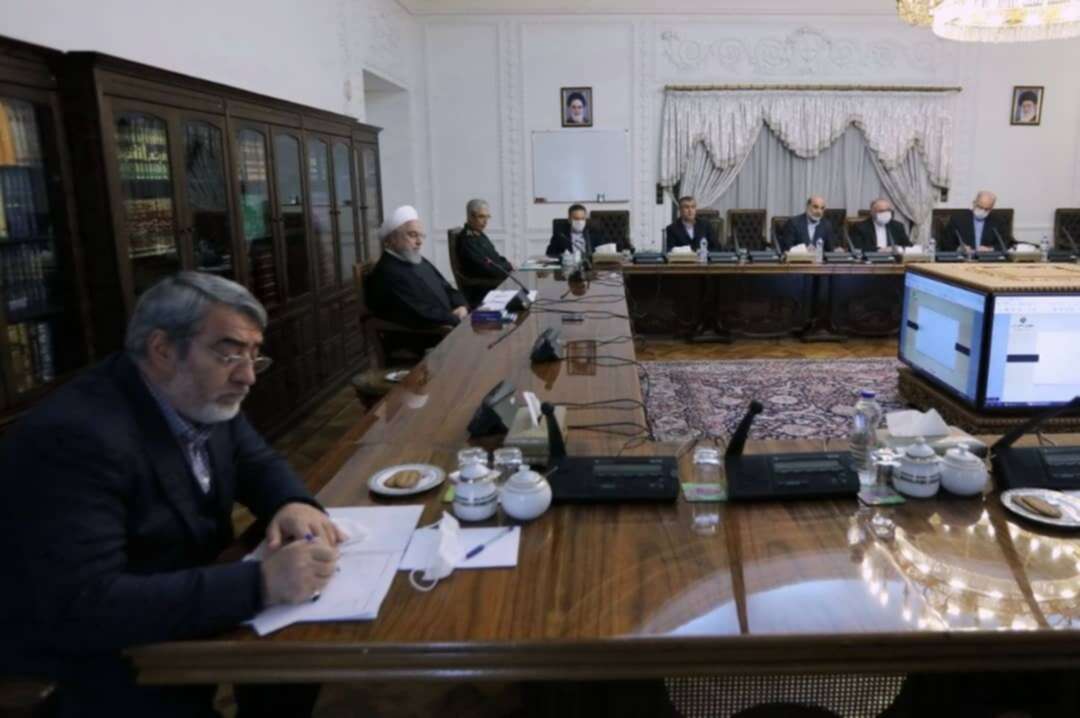 روحاني يجلس بعيداً عن مساعديه في مكافحة كورونا