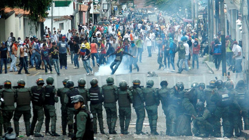 فنزويلا تُفرق مظاهرات للمعارضة وسط العاصمة