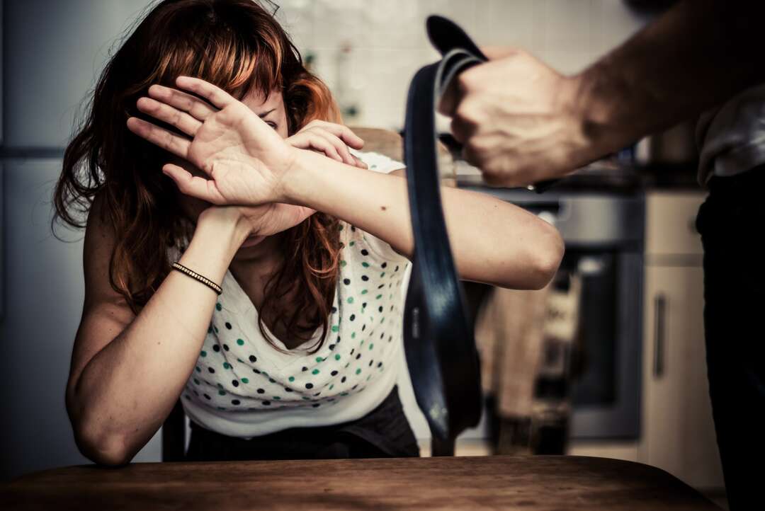 الحجر الصحي يعود سلباً على النساء ويرفع مستويات العنف الأسري!