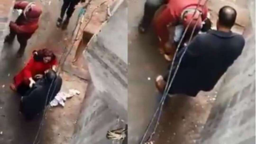 مصري ينتقم من زوجته بتعرية طفلته ومحاولة إحراقها في الشارع