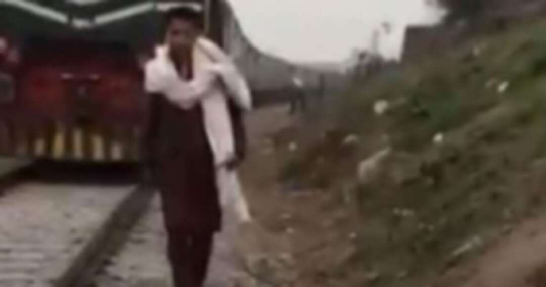 لحظة دهس قطار لشاب باكستاني أثناء تصويره فيديو على 