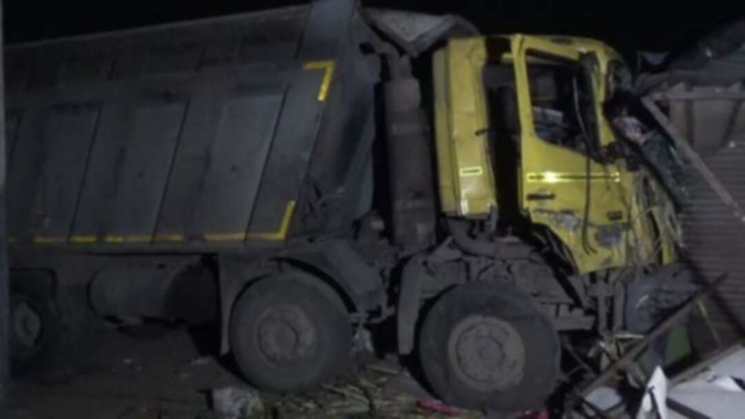 Dump truck loses control, kills 15 people on roadside in western India