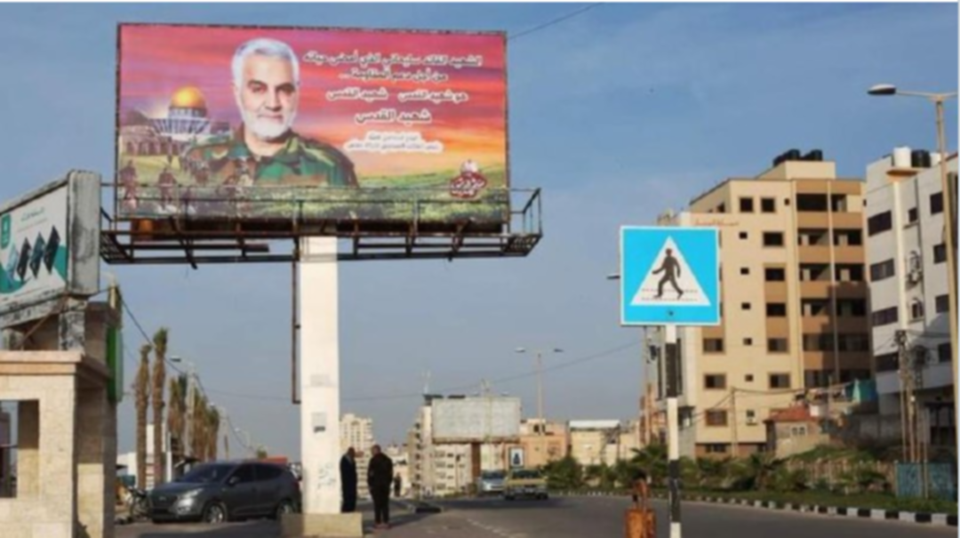 استياء وغضب واسع بعد رفع صورة سليماني في شوارع غزة