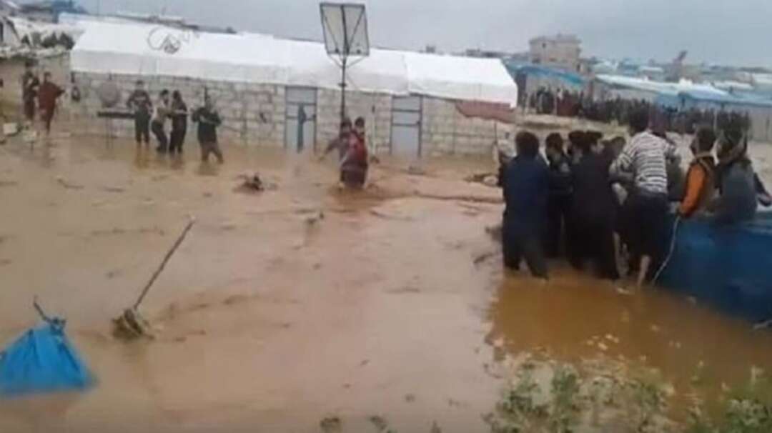 معاناة النازحين في مخيمات إدلب تتجدّد.. السيول تقتلع الخيام